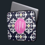 Ikat- en roze monogram laptop sleeve<br><div class="desc">Een geschenk dat gepersonaliseerd kan worden met je monogram binnen roze cirkel in het midden. Achtergrond is marineblauw en wit ikat patroon.</div>