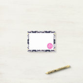 Ikat- en roze monogram post-it® notes (Op bureau)