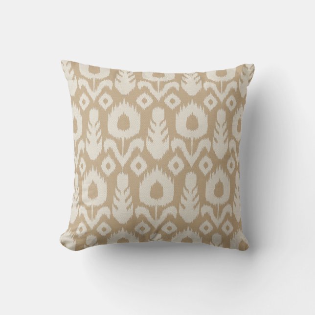 Ikat Floral Pattern in Tan and Natural Kussen (Voorkant)