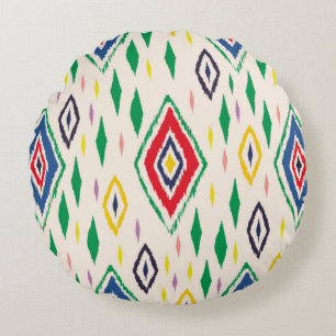 Ikat geometrische folklore ornament met diamanten. rond kussen