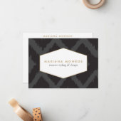 Ikat Patroon in Donkergrijze Designer Platte Notec Notitiekaartje (Voorkant / Achterkant in situ)