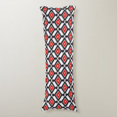 Ikat Pattern - Donkerrood, zwart en wit Lichaamskussen (Voorkant Verticaal)