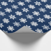 Ikat Snowflakes - White en Dark Navy Blue Cadeaupapier (Hoek)