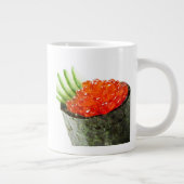 Ikura (Salmon Roe) Gunkan Maki Sushi Grote Koffiekop (Rechts)