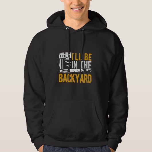 I'LL BE IN THE Backyard Bourbon Cigar Backyard Hoodie (Voorkant)