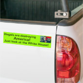 Illegalen vernietigen Amerika! Bumpersticker (Op Truck)