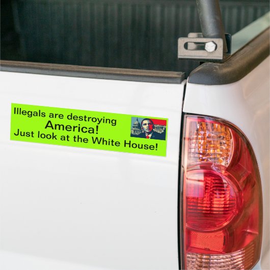 Illegalen vernietigen Amerika! Bumpersticker (Op Truck)