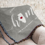 Illinois Home State Personalized Rustic Deken<br><div class="desc">Show een beetje trots op de thuisstaat met deze schattige, rotsgrijze deken met "thuis" in witte kalligrafiescript met een silhouetekaart van de staat Illinois die voor de letter "O." staat. Een roze hartillustratie in de staatskaart voltooit het ontwerp; u kunt de positie van het hart in uw thuisstad veranderen door...</div>