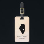 Illinois Map Wedding Bagagelabel, Couple's Name Bagagelabel<br><div class="desc">Deze staatsbagagelabels maken de perfecte trouwcadeautjes labels of welkome tas labels. Stropdas het aan je cadeau in plaats van een typisch label voor papieren cadeaus, en ze kunnen het nog maanden en jaren gebruiken. Labels hebben een perzikabrikozenachtergrond. Om het hart bij de trouwplaats te plaatsen, gebruik de "pas verder"optie aan....</div>
