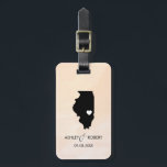 Illinois Map Wedding Bagagelabel, Couple's Name Bagagelabel<br><div class="desc">Deze staatsbagagelabels maken de perfecte trouwcadeautjes labels of welkome tas labels. Stropdas het aan je cadeau in plaats van een typisch label voor papieren cadeaus, en ze kunnen het nog maanden en jaren gebruiken. Labels hebben een perzikabrikozenachtergrond. Om het hart bij de trouwplaats te plaatsen, gebruik de "pas verder"optie aan....</div>