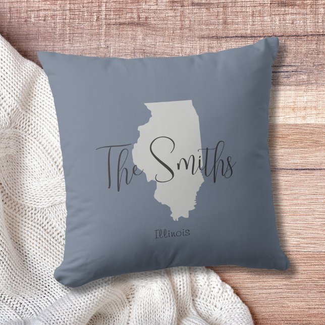 Illinois State Outline Familienaam Sierkussen (Show pride for your state and personalize it!  "love makes this house a home in <your state>")