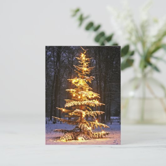Illuminated snowy christmas tree in the woods at n feestdagenkaart (Staand voorkant)