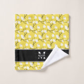 Illuminating Yellow Monogrammed Magnolia Flower Bad Handdoek (Wasdoekje)