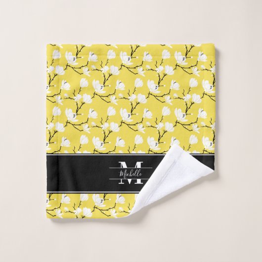 Illuminating Yellow Monogrammed Magnolia Flower Bad Handdoek