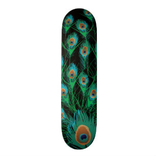 Illustratie met Peacock-veren op zwart Skateboard