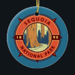 Illustratie nationaal park Sequoia Keramisch Ornament<br><div class="desc">Sequoia vectorkunstwerk ontwerp. Het park bevat het hoogste punt in de aangrenzende Verenigde Staten,  Mount Whitney,  en is ten zuiden van het Nationaal Park van Kings Canyon.</div>