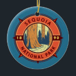 Illustratie nationaal park Sequoia Keramisch Ornament<br><div class="desc">Sequoia vectorkunstwerk ontwerp. Het park bevat het hoogste punt in de aangrenzende Verenigde Staten,  Mount Whitney,  en is ten zuiden van het Nationaal Park van Kings Canyon.</div>