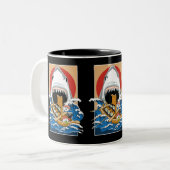 Illustratie Sushi Shark Attack Tweekleurige Koffiemok (Voorkant links)