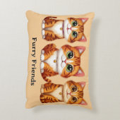 Illustratie van drie cute oranje tabby katten met accent kussen (Achterkant (Verticaal))