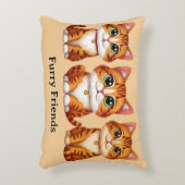 Illustratie van drie cute oranje tabby katten met accent kussen (Voorkant(Verticaal))