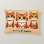 Illustratie van drie cute oranje tabby katten met accent kussen (Achterkant)