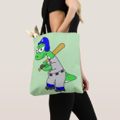 Illustratie van een brontosaurus-honkbalspeler. tote bag (Dichtbij)