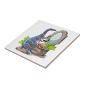 Illustratie van een Iguanodon die make-up aantrekt Tegeltje (Zijkant)