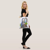 Illustratie van een Iguanodon die make-up aantrekt Tote Bag (Op model)