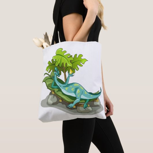 Illustratie van een Iguanodon zonnebaden. Tote Bag (Dichtbij)