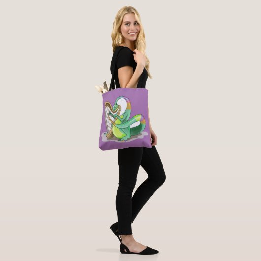 Illustratie van een plateosaurus die de harp bespe tote bag (Op model)