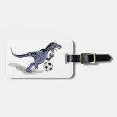 Illustratie van een raptor dinosaurus die voetbal  bagagelabel (Voorkant horizontaal)