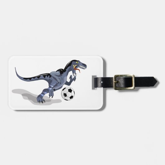 Illustratie van een raptor dinosaurus die voetbal  bagagelabel (Voorkant horizontaal)