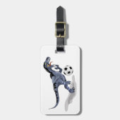 Illustratie van een raptor dinosaurus die voetbal  bagagelabel (Voorkant verticaal)