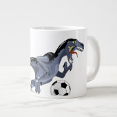 Illustratie van een raptor dinosaurus die voetbal  grote koffiekop (Voorkant rechts)
