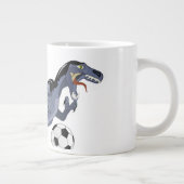 Illustratie van een raptor dinosaurus die voetbal  grote koffiekop (Rechts)