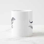 Illustratie van een raptor dinosaurus die voetbal  grote koffiekop (Voorkant)