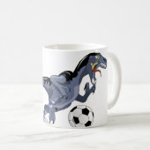 Illustratie van een raptor dinosaurus die voetbal  koffiemok (Voorkant rechts)