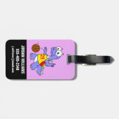 Illustratie van een Stegosaurus die basketbal spee Bagagelabel (Achterkant horizontaal)