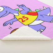 Illustratie van een Stegosaurus die basketbal spee Sherpa Deken (3/4)