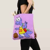 Illustratie van een Stegosaurus die basketbal spee Tote Bag (Dichtbij)