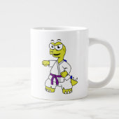 Illustratie van een stegosaurus die karate beoefen grote koffiekop (Rechts)