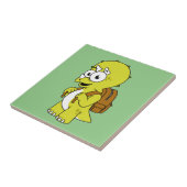 Illustratie van een Triceratops met rugzak. Tegeltje (Zijkant)