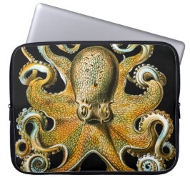 Illustratie van een vintage gouden octopus laptop sleeve