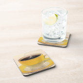 Illustratie van koffie in een gele kop bier onderzetter (Rechterzijde)