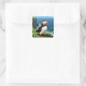 Illustratie van papegaaiduiker aan zee vierkante sticker (Tas)