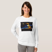 Illustratie van satellieten over de Aarde T-shirt (Voorkant volledig)