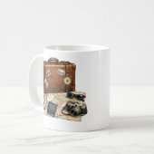 Illustratie van vintage reisessentials koffiemok (Voorkant links)