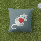 Illustratie van witte katten die met rode bal spel buitenkussen (Gras)