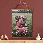 Illustratie wit script foto overlay monogram hangend wandkleed<br><div class="desc">Creëer een aangepaste ophangtapijt om je familie te vieren. "familie"bekleedt uw foto in een stijlvol wit manuscript met swashes. Voeg jouw naam in eenvoudige witte typografie toe.</div>