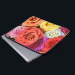 Illustratieontwerp voor multicore Rozen Laptop Sleeve<br><div class="desc">Elegant multicolor roos-illustratie ontwerp voor laptophoezen. Rode roze paars gele en witte rozen. Beschikbaar op andere producten en kan worden aangevraagd voor elk van de producten die op Zazzle worden aangeboden.</div>